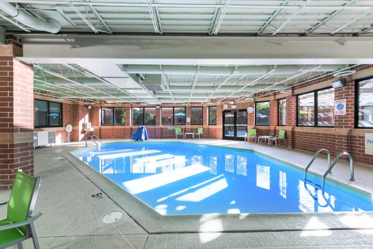 Holiday Inn Express Naperville By Ihg Bagian luar foto
